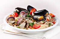 mediterranean-food-seafood-spaghetti-with-clams